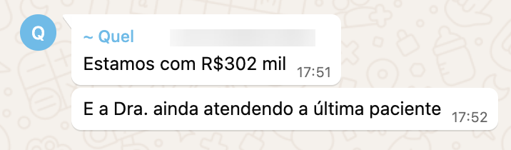 Print de WhatsApp relatando R$ 302 mil e ainda atendendo a última paciente