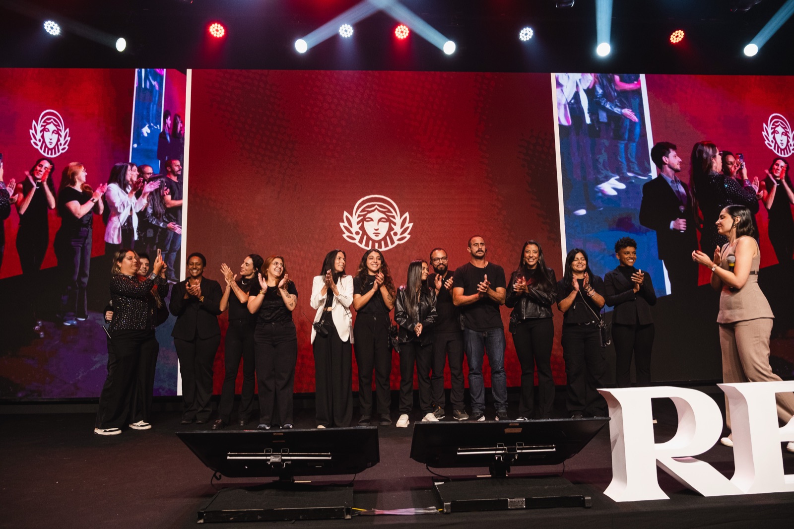 Palco com cenografia grandiosa e telões no evento Reconecta